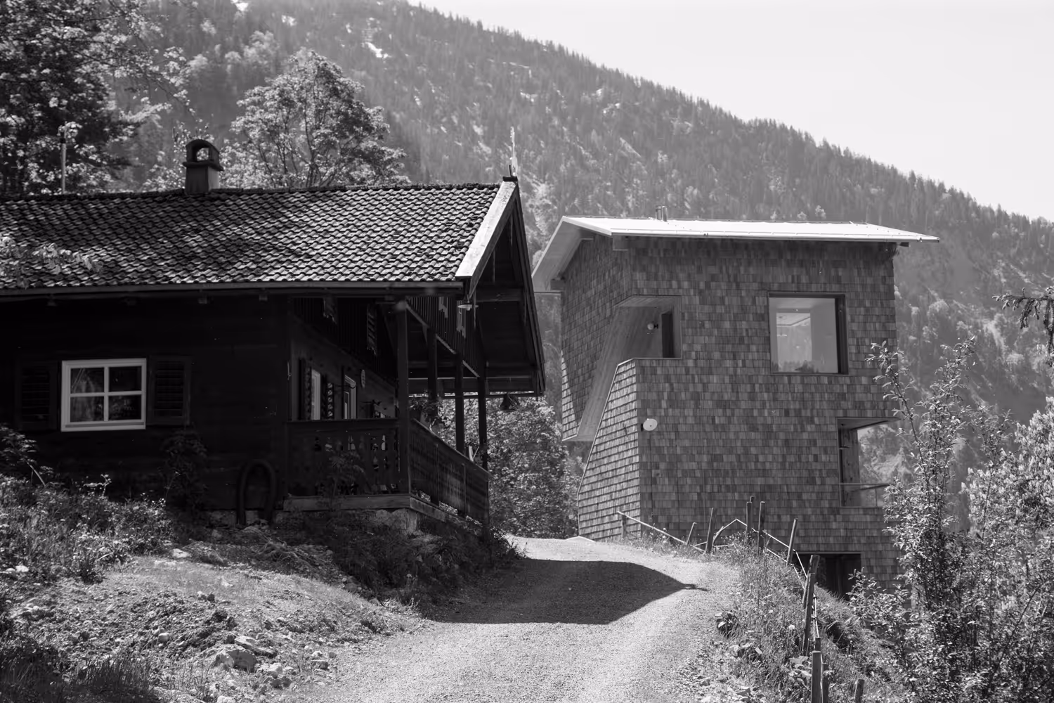Hütte und Hüttenturm in schwarz-weiß, Architektur des Tannerhof Bayrischzell