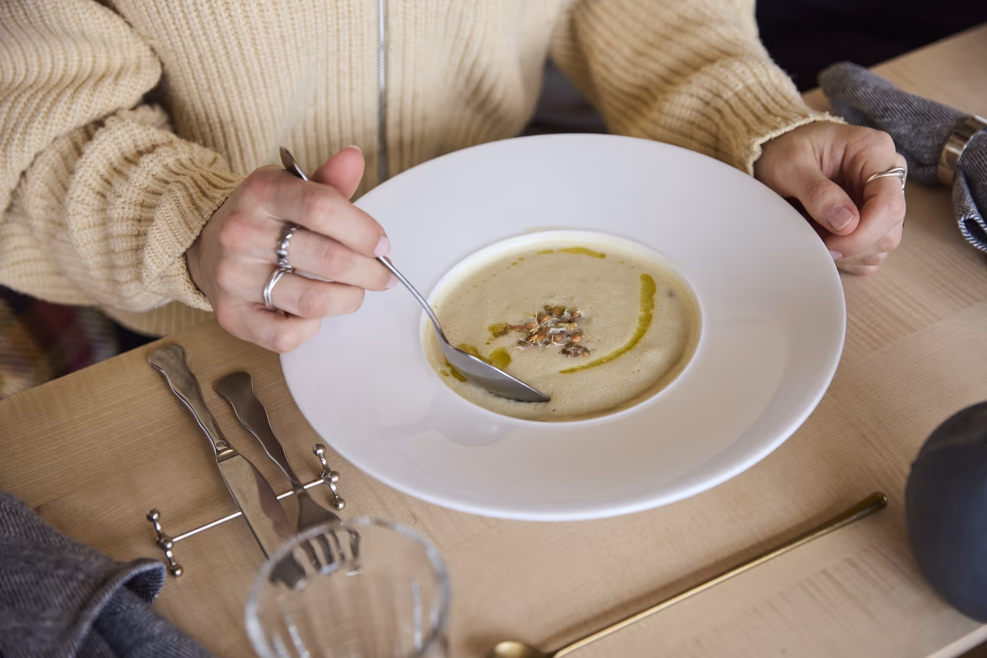 Gast genießt cremige Suppe im Tannerhof Bayrischzell