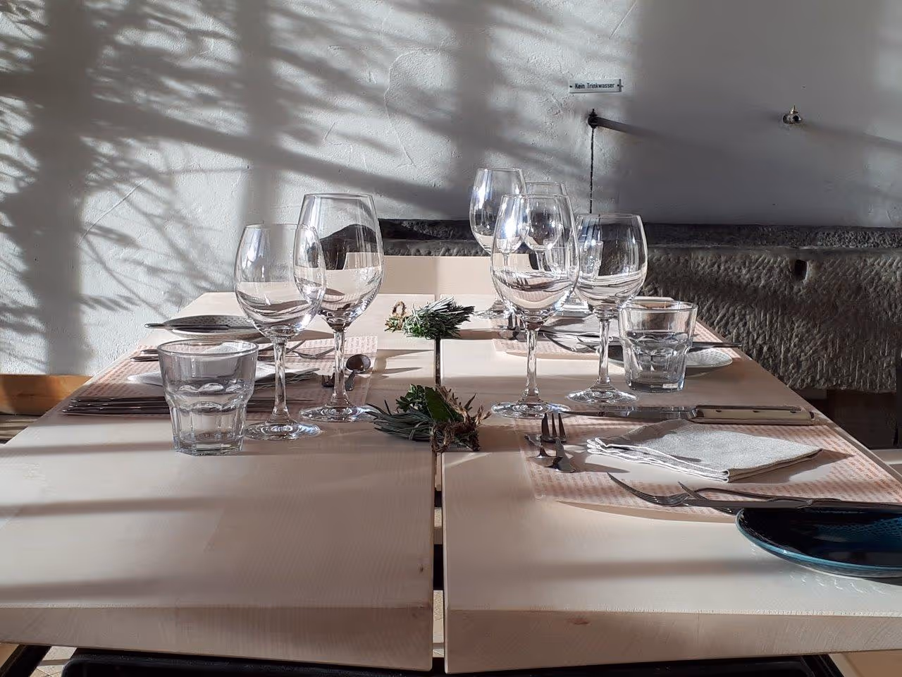 Gedeckter Tisch im Querformat im Restaurant Pool im Tannerhof Bayrischzell