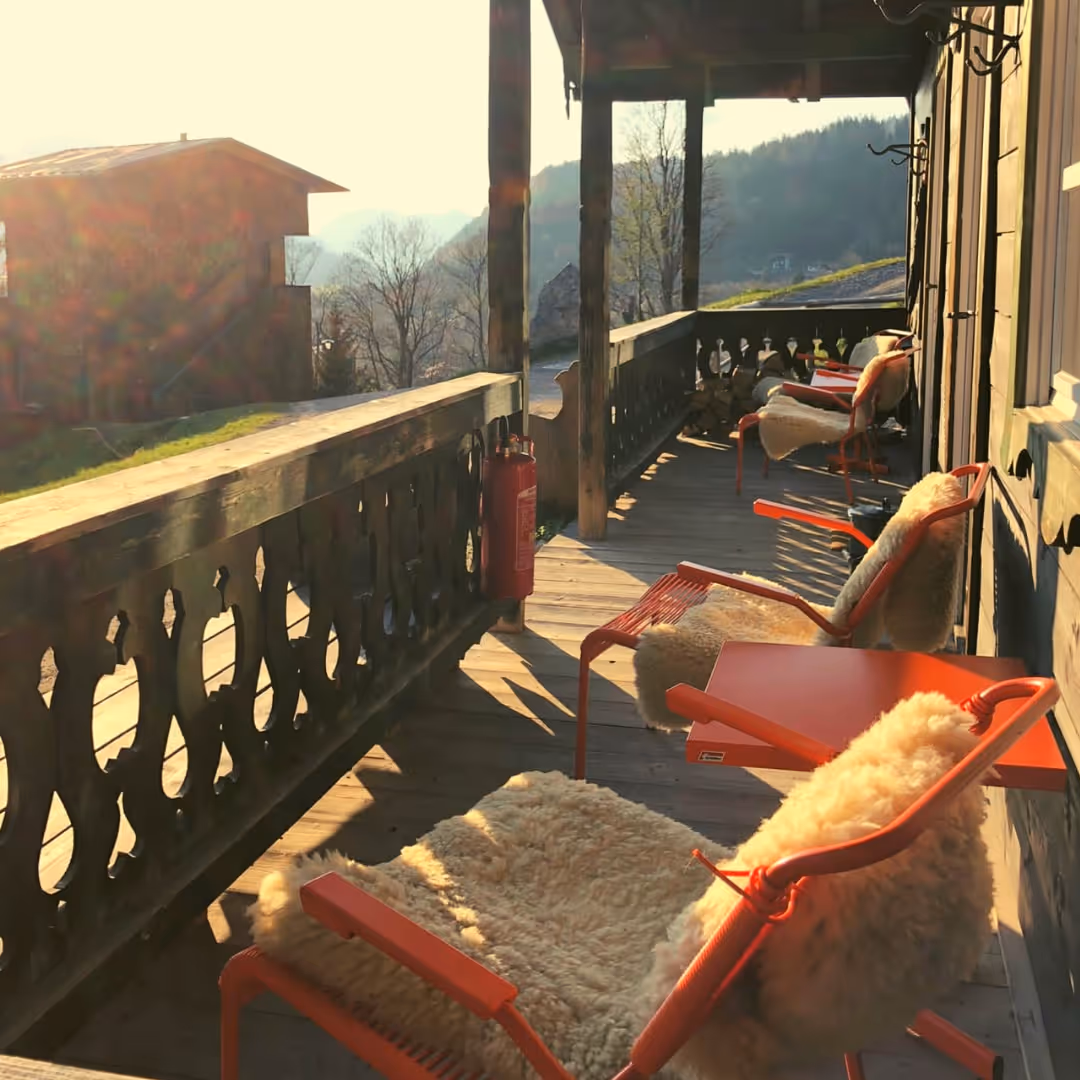 Sonnendeck der Lufthütte mit Bergblick im Tannerhof Bayrischzell
