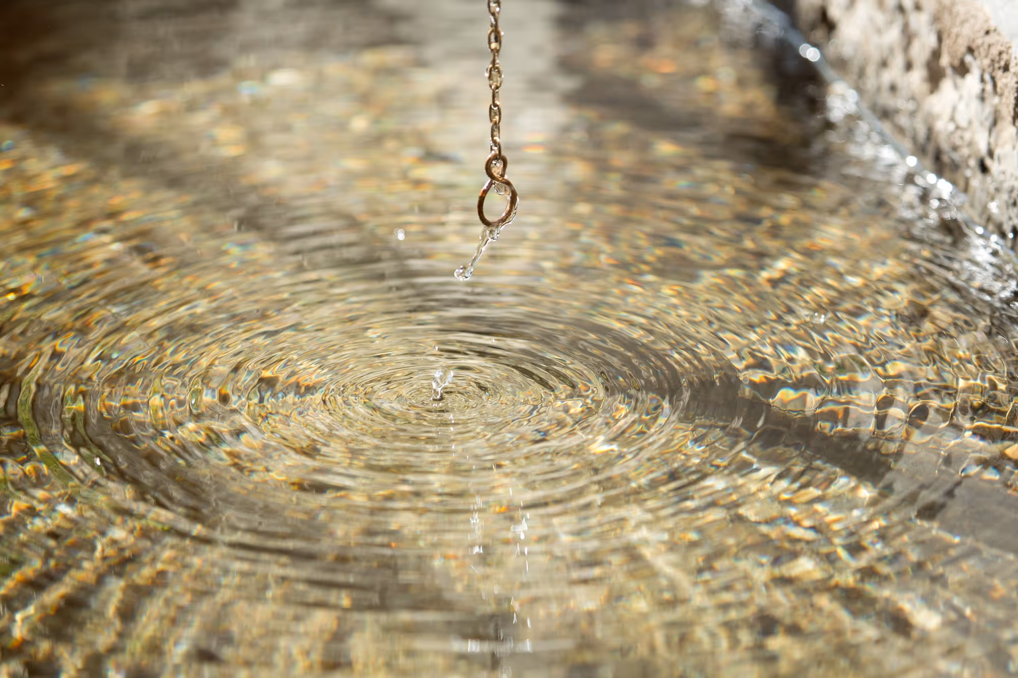 Wasseroberfläche mit Tropfenfall, Naturstimmung am Tannerhof Bayrischzell