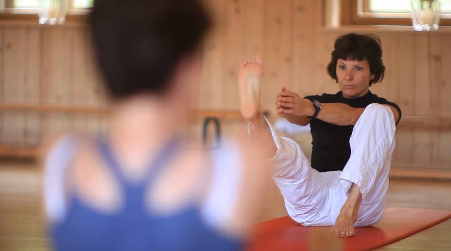 Yoga-Kurs im holzgetäfelten Raum, Wochenprogramm im Tannerhof Bayrischzell