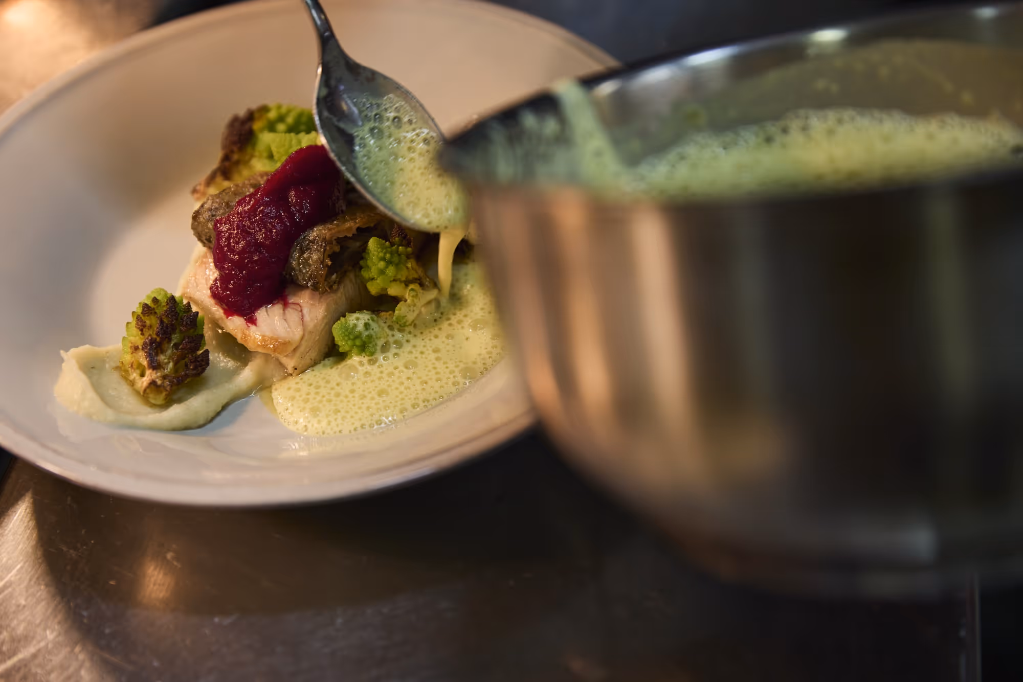 Gourmetgericht mit Gemüse und Schaum aus der Küche im Tannerhof Bayrischzell