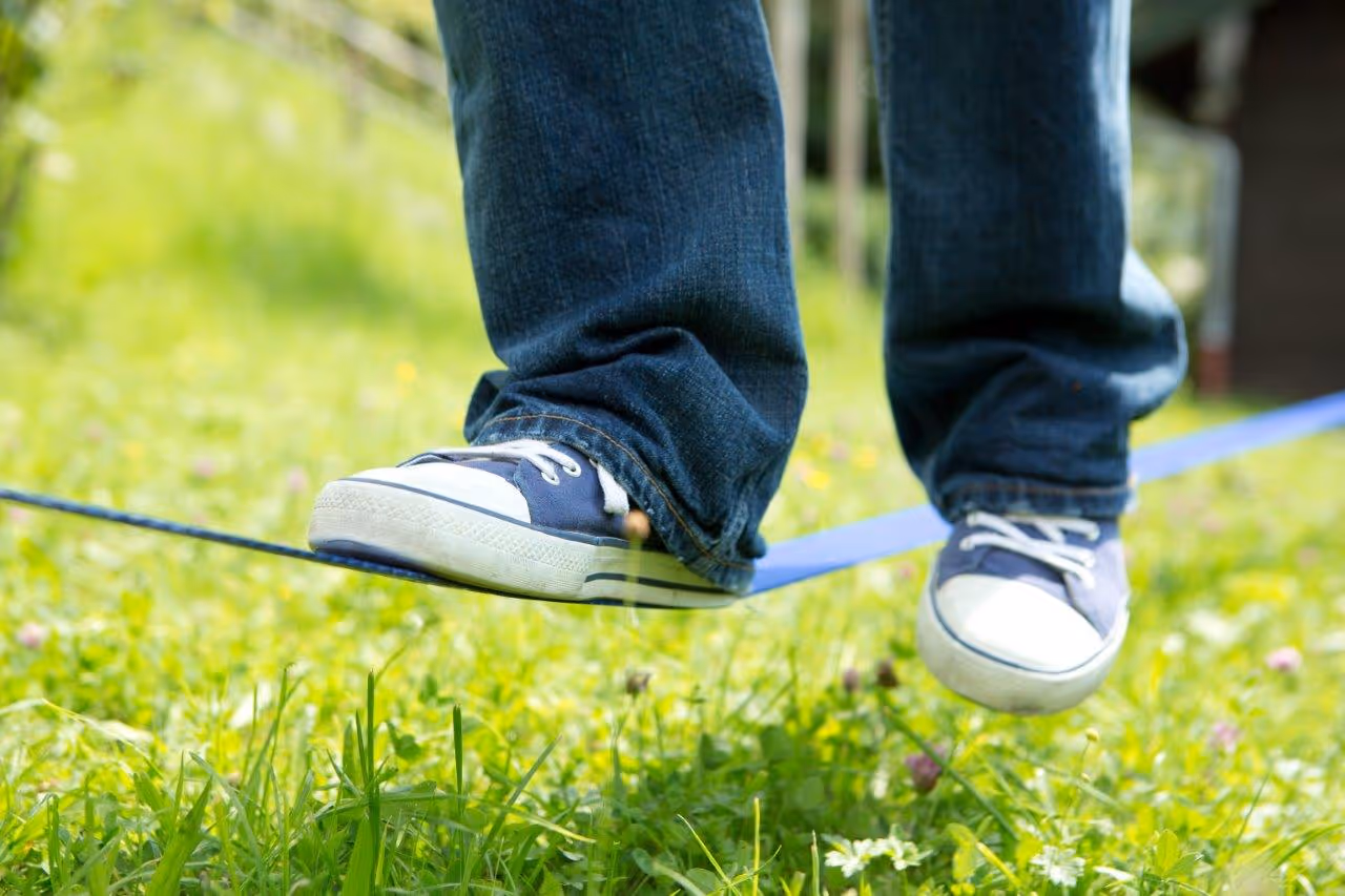 Slackline im Sommer im Freien in der Umgebung des Tannerhof Bayrischzell