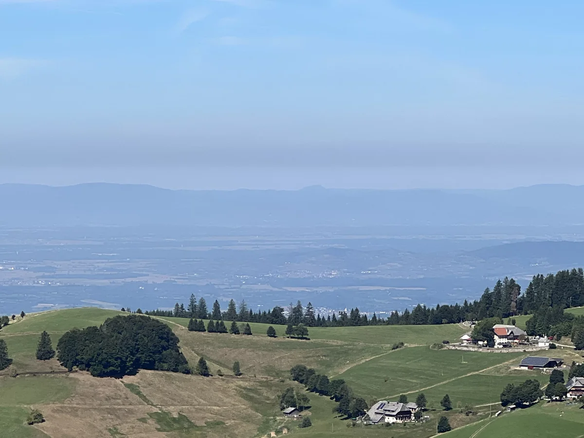 Blick vom Schwarzwald hinab auf den Oberrheingraben: Im Hintergrund sind die Vogesen zu sehen. Durch den Grabenbruch und das Absinken des mittleren Bereichs wurden die beiden Mittelgebirge auf der Seite in die Höhe gehoben.