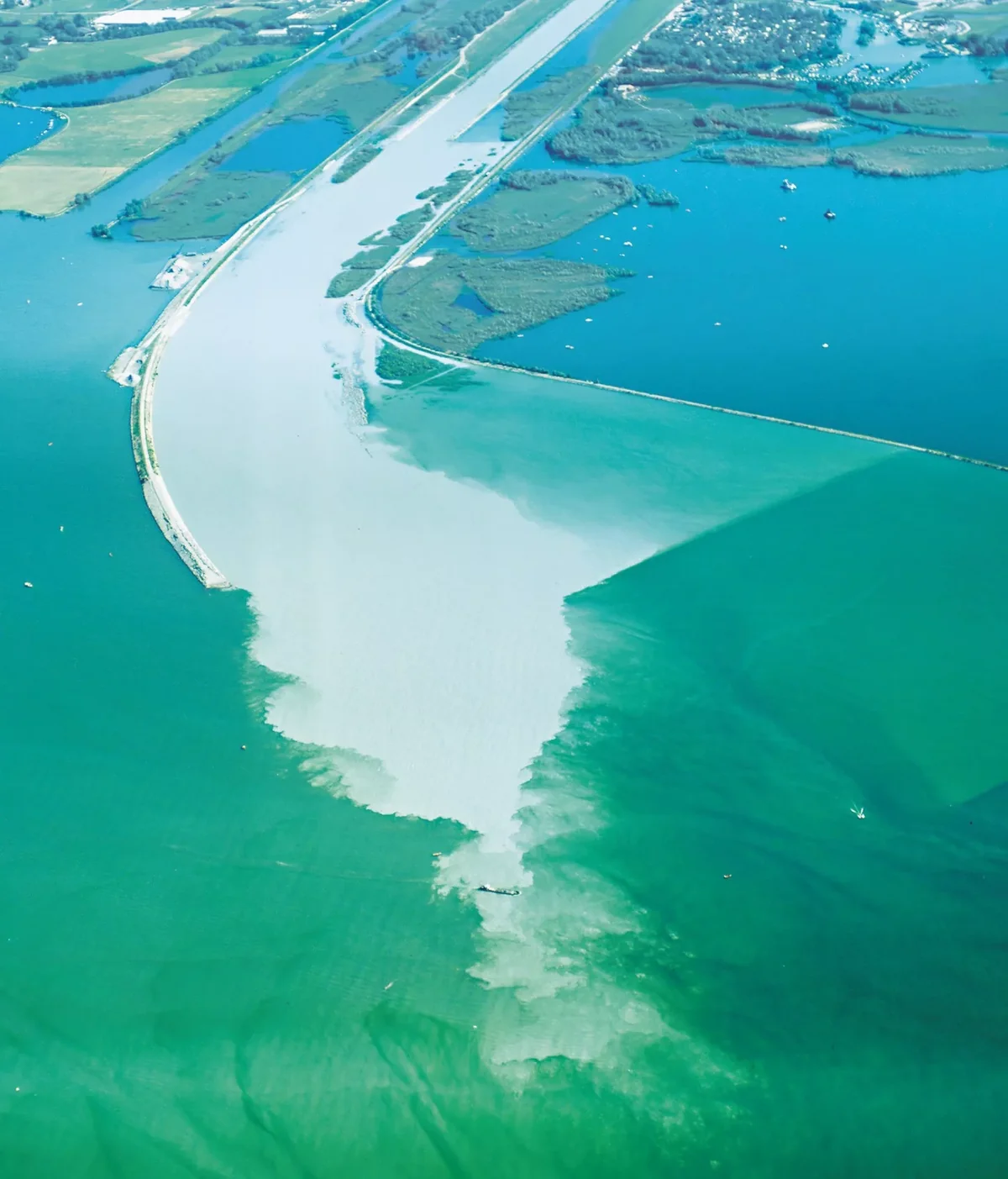 Der Alpenrhein mündet in den Bodensee und transportiert viel Sediment mit sich, das den See trübt. Grobes und feines Gesteinsmaterial setzt sich anschliessend auf dem Seegrund ab.