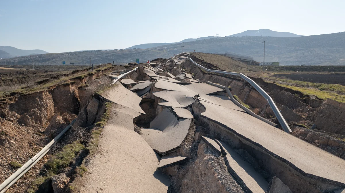 Bei einem Erdbeben entladen sich Spannungen im Untergrund urplötzlich. (Aufnahme aus der Türkei, Februar 2023). Foto: iStock, iStock-Fotografie-ID: 1470889099