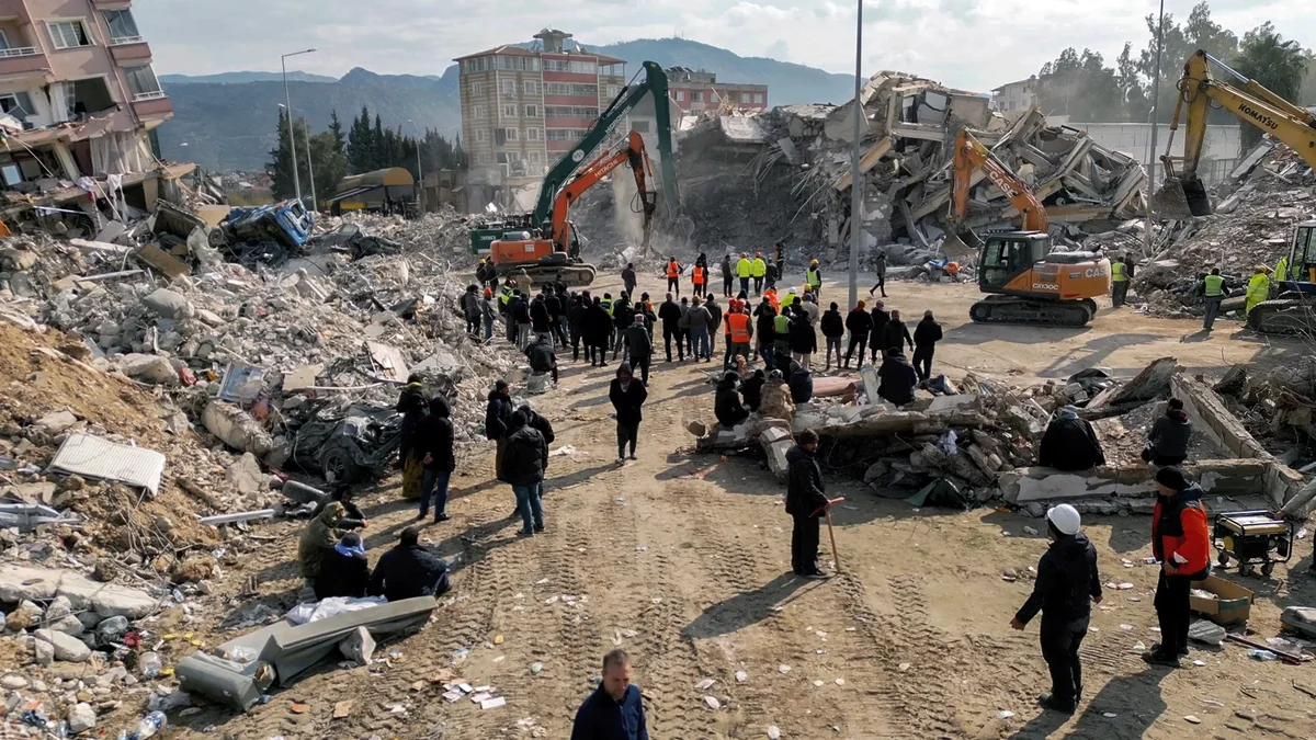 Erdbeben können an der Erdoberfläche gewaltige Schäden verursachen (Aufnahme aus der Türkei, Februar 2023). Foto: iStock, iStock-Fotografie-ID: 1951857964