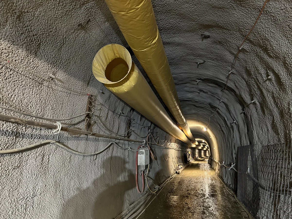 Solche Lüftungsschläuche werden im Tunnelbau eingesetzt, um frische Luft in den Berg zu kriegen.
