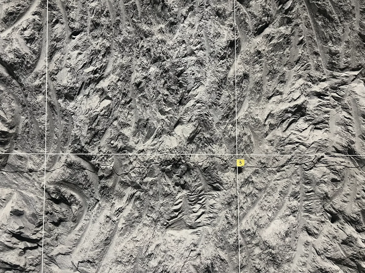 Blick auf eine Stollenwand aus Opalinuston im Felslabor Mont Terri: Das dichte Tongestein ist relativ weich.