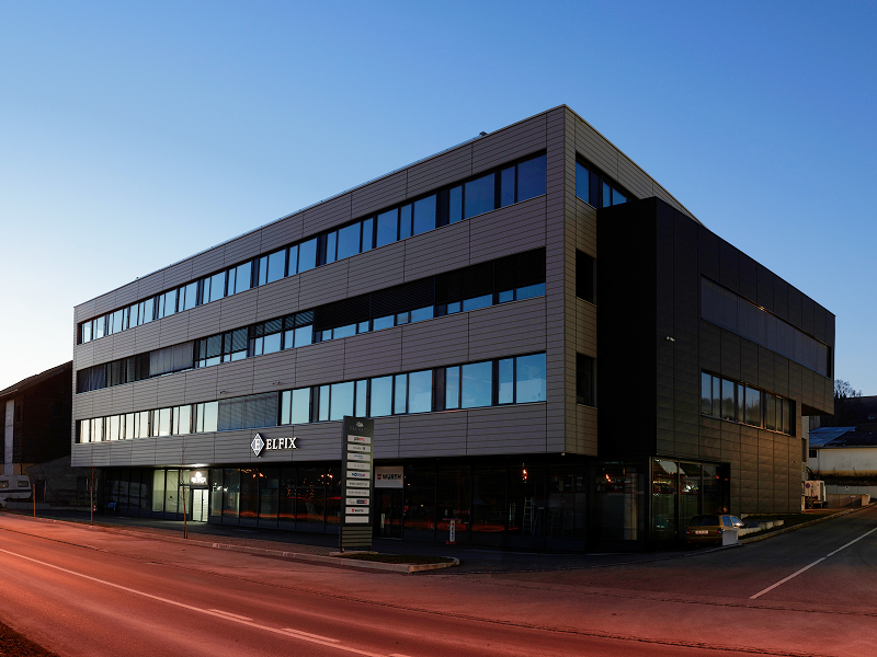 Bâtiment de l'usine Elfix à La Chaux-de-Fonds au coucher de soleil, manufacture suisse d'excellence horlogère