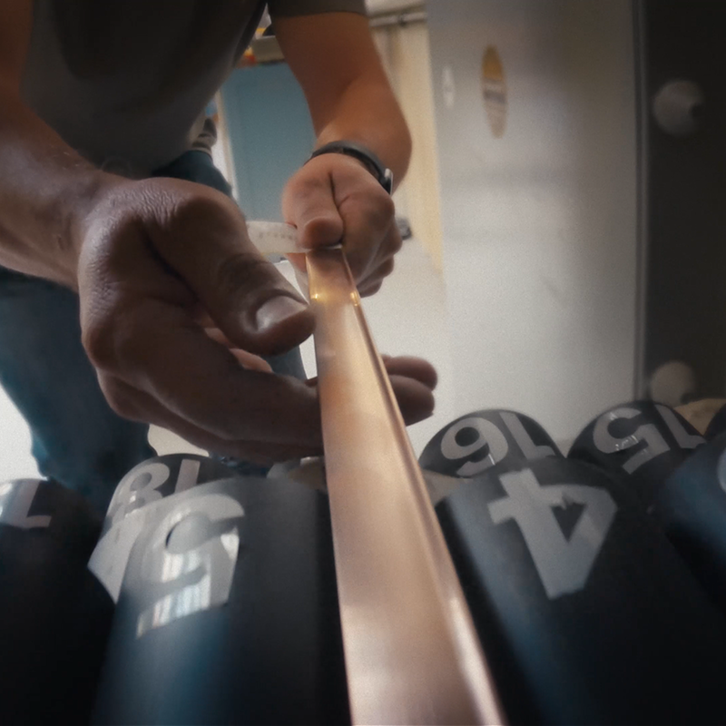 Technicien Elfix en atelier réalisant un contrôle qualité sur un composant horloger de haute précision