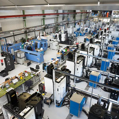 Vue intérieure de l'usine Elfix à La Chaux-de-Fonds, manufacture horlogère suisse de précision