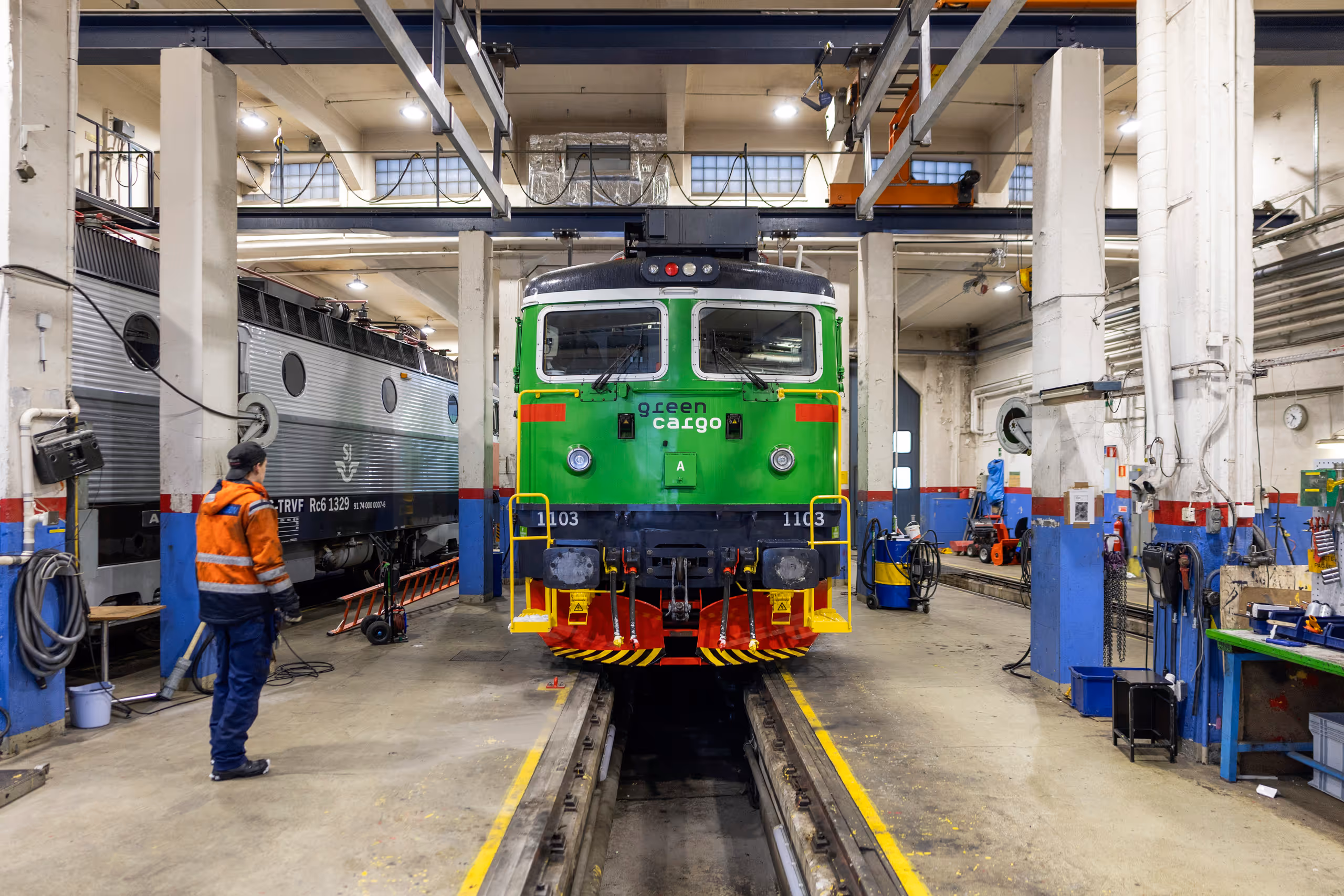 Grön diesellok i verkstad