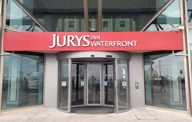 5 reasons hotel signs are still important