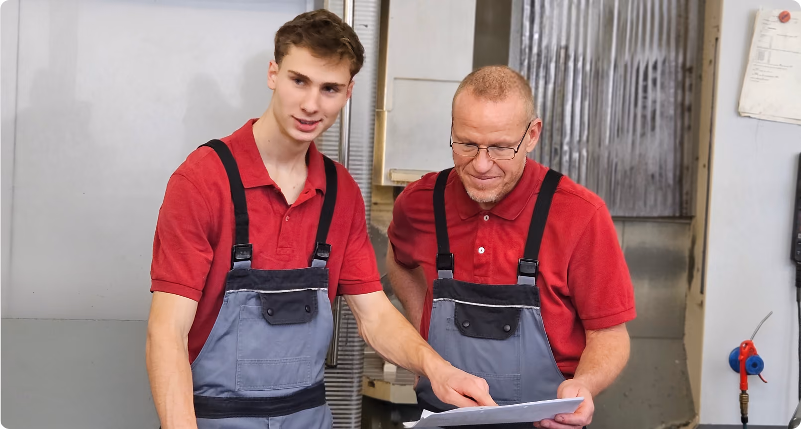 Mitarbeiter bei der Montage an der Werkbank