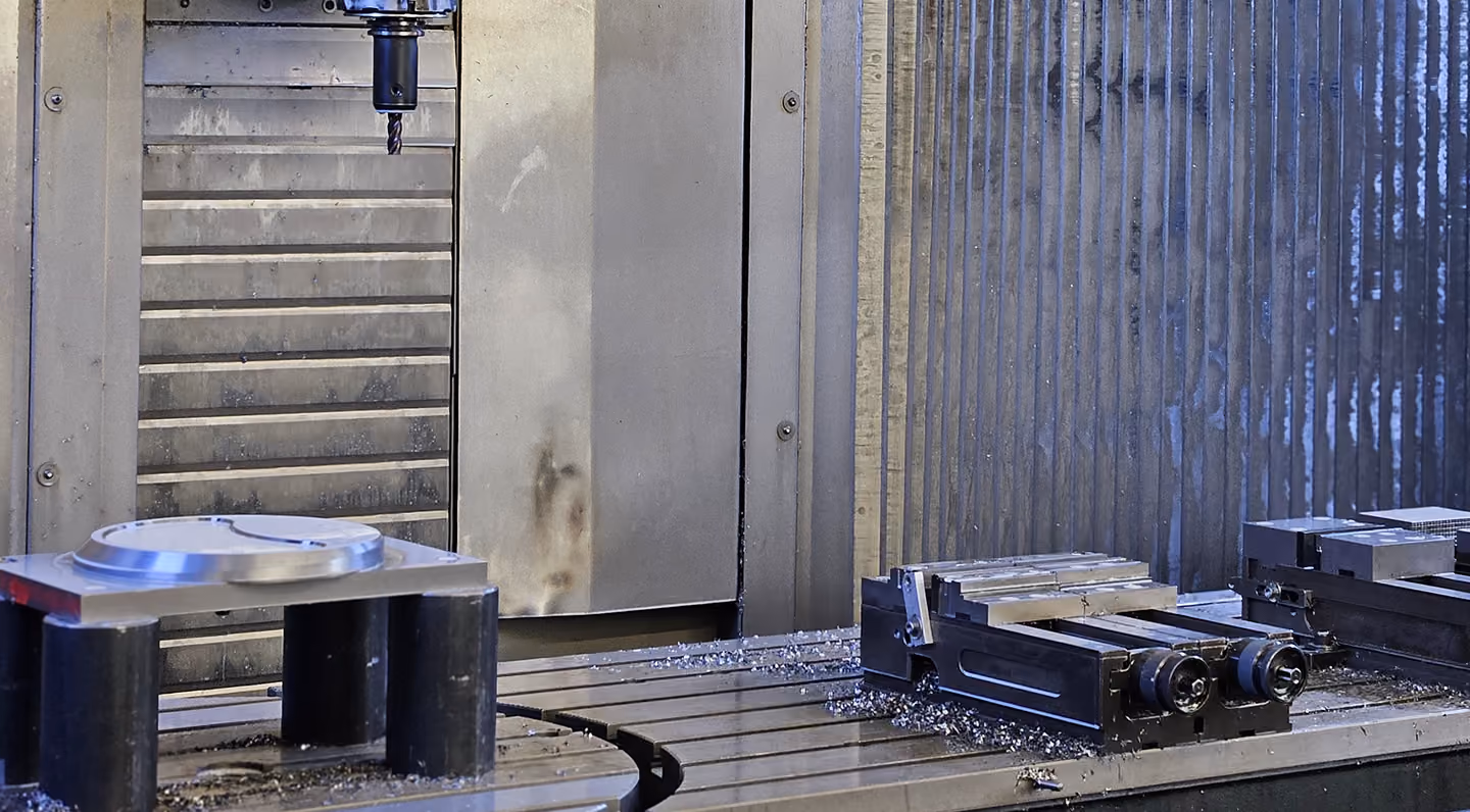 Blick in den Arbeitsraum einer CNC-Fräsmaschine