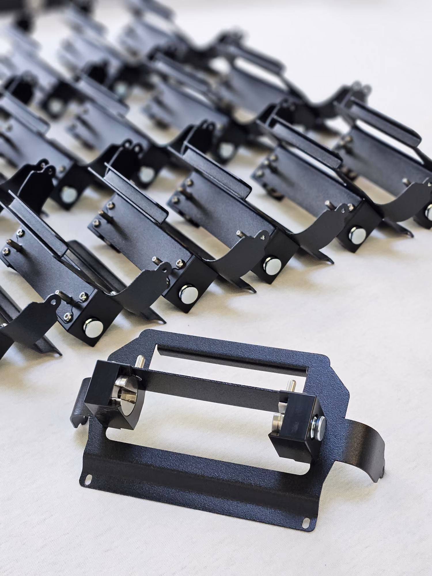 Serie gefertigter Metallvorrichtungen