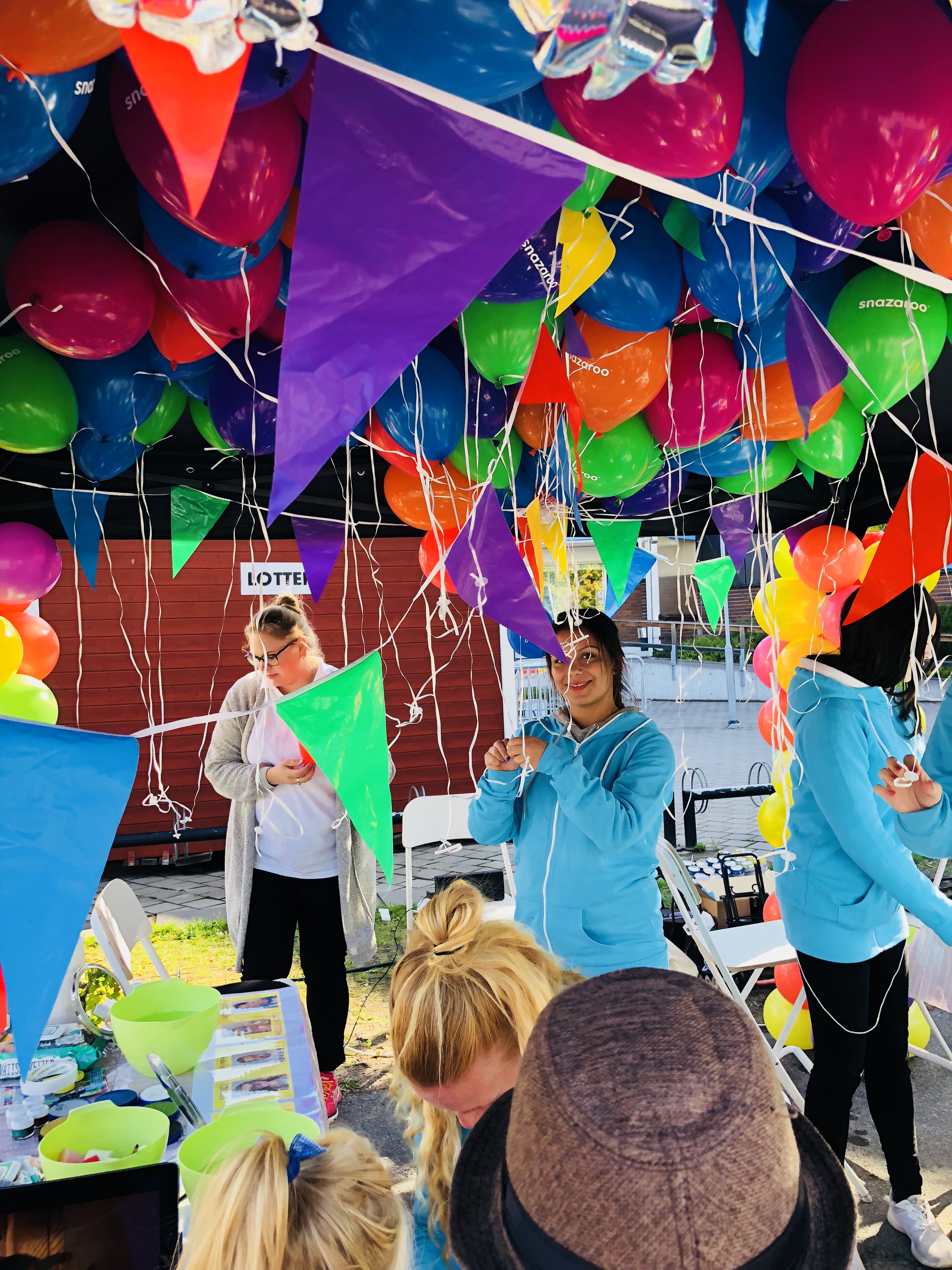 Clas Ohlson 100 år — Snazaroo tent setup