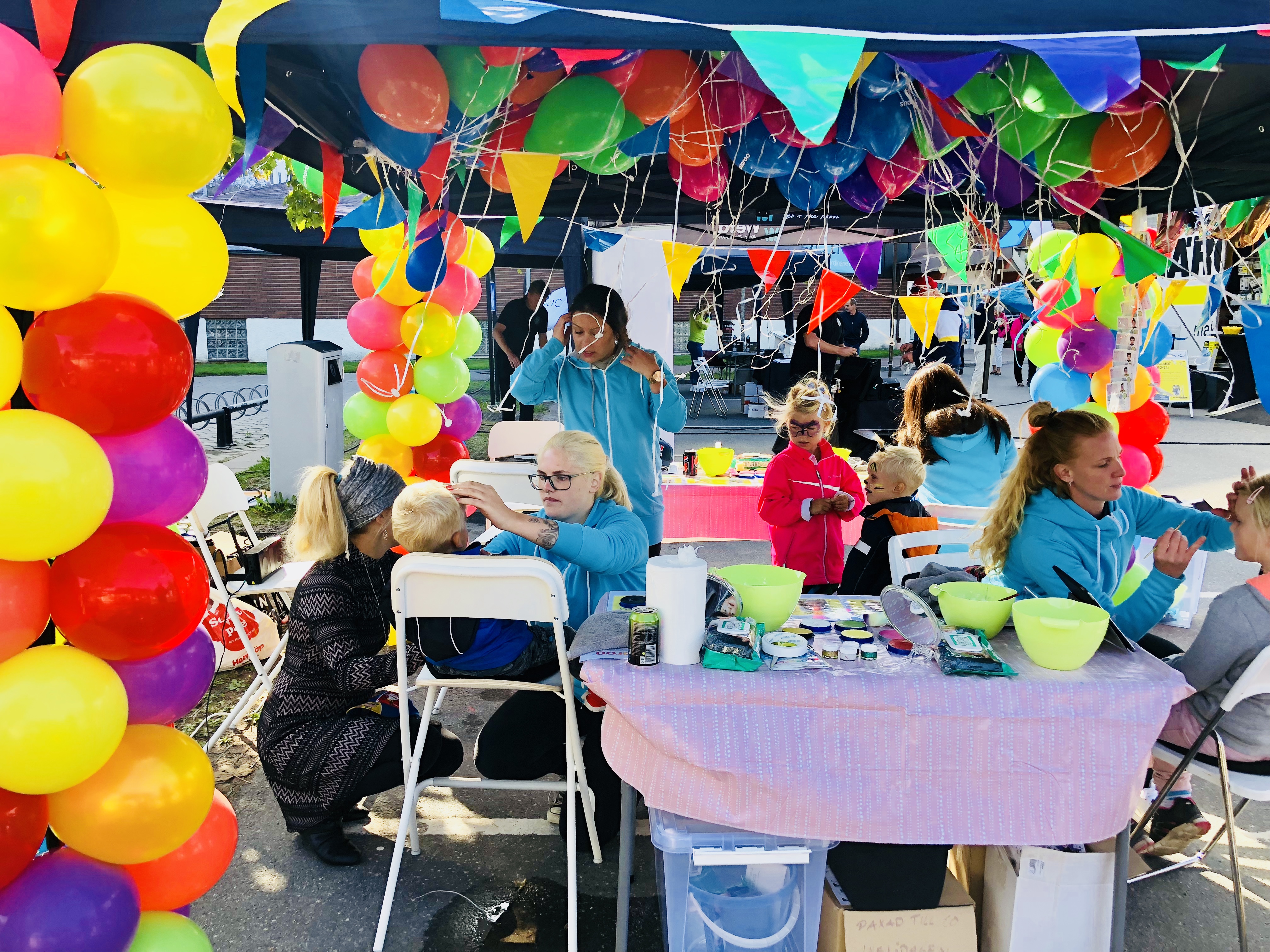 Snazaroo face painting — artist at work