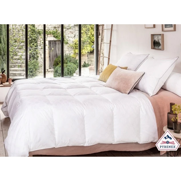 La couette Colombie de Pyrenex, fabriquée en France, offre une chaleur équilibrée grâce à son garnissage en duvet naturel de canard argenté de France, la rendant idéale pour la mi-saison et l'hiver.