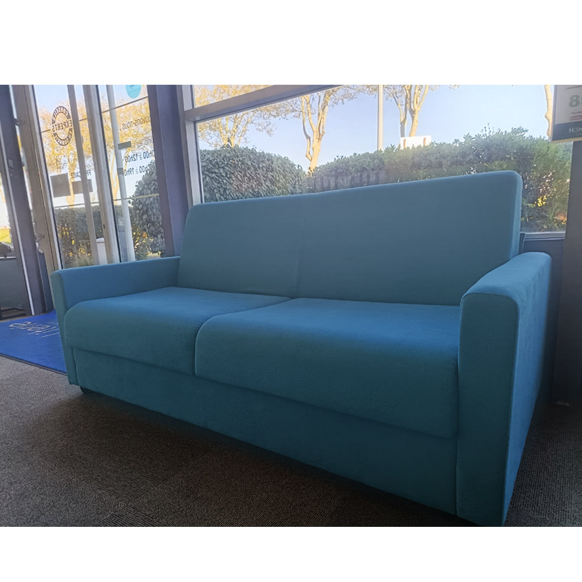 Le canapé Angelo se transforme en lit en quelques secondes grâce au système Rapido, sans retirer les coussins. Il offre un matelas de 11 cm de densité 30 kg/m3 et plusieurs choix de confort, avec un revêtement partiellement déhoussable.