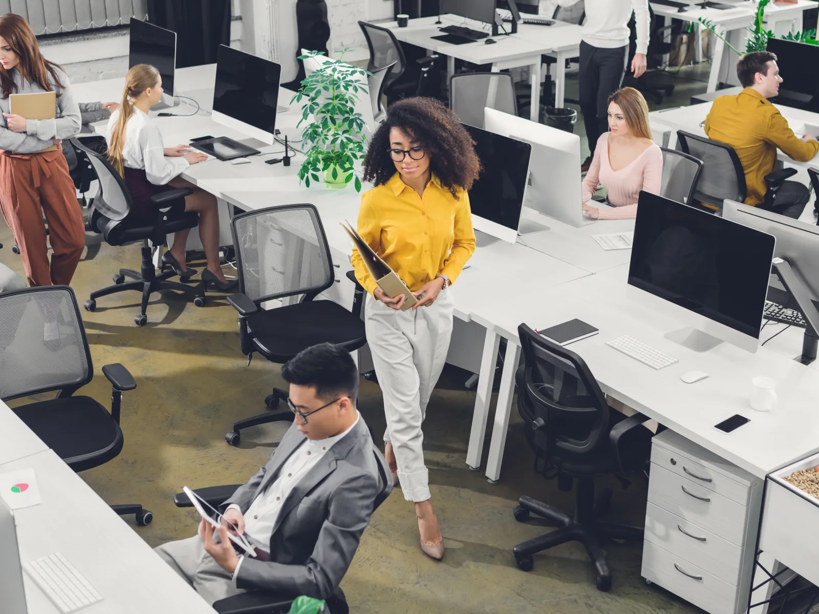image of a team collaborating at an ai saas company