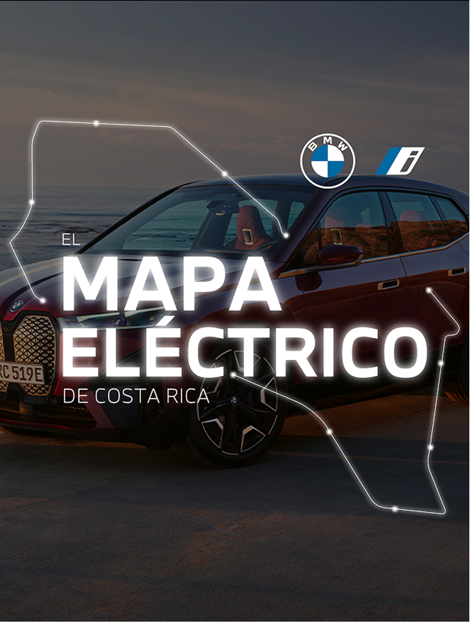 Automóvil eléctrico BMW estacionado frente al mar al atardecer con texto sobre el mapa eléctrico de Costa Rica.