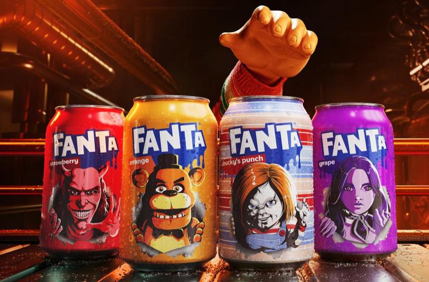 Latas de Fanta con diseños de personajes de terror y una mano gigante en el fondo.