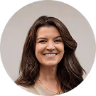 Es tut mir leid, ich weiß nicht, wer die Person ist.  
Lächelnde Frau mit langen braunen Haaren vor grauem Hintergrund.