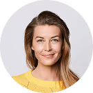 Ich weiß nicht, wer das ist.  
Frau mit langen braunen Haaren, gelber Pullover, lächelt vor weißem Hintergrund.