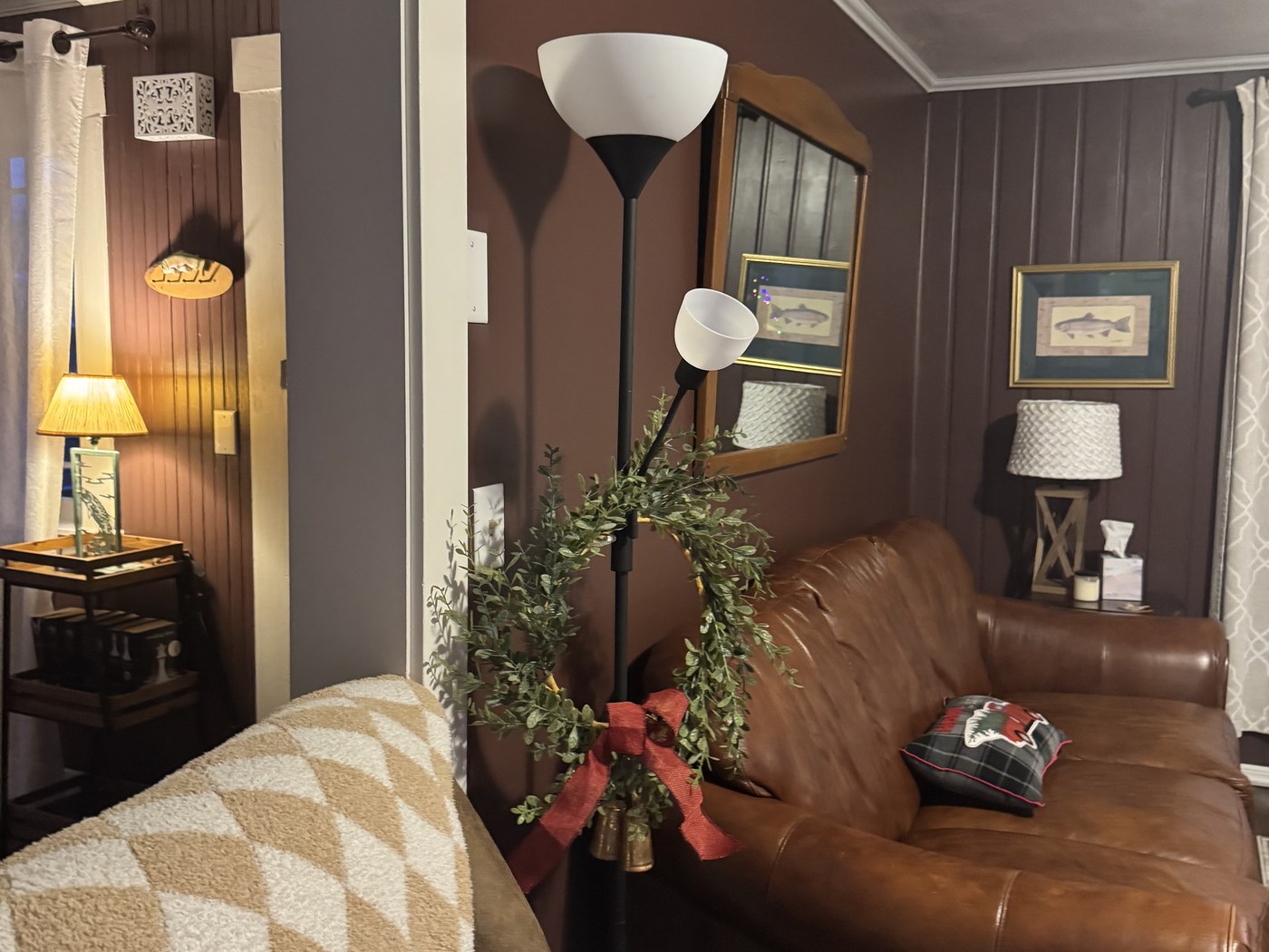The Swan House living room with a leather chair and a Christmas wreath
