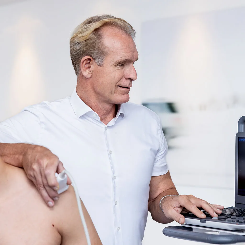 Dr. Stefan Preis bei Ultraschalluntersuchung der Schulter