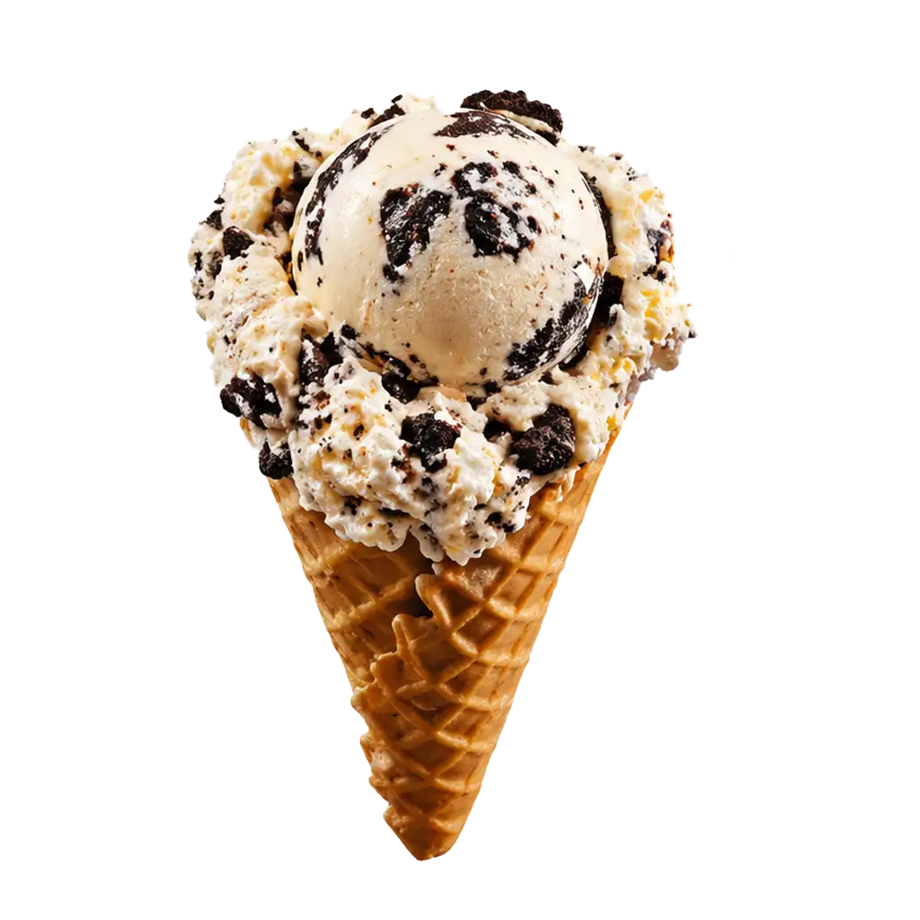 Un cornet gaufré garni de glace « cookies and cream », surmonté d'une boule de glace parsemée de morceaux de biscuits.