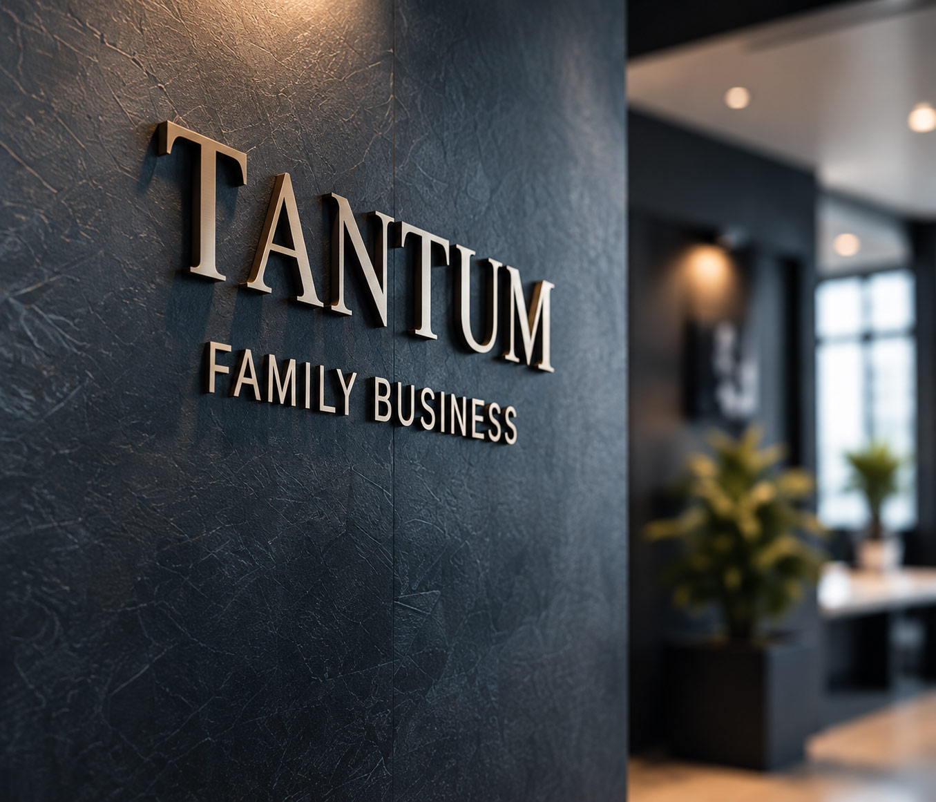 Tantum Family Business Schriftzug an einer Wand im Büro