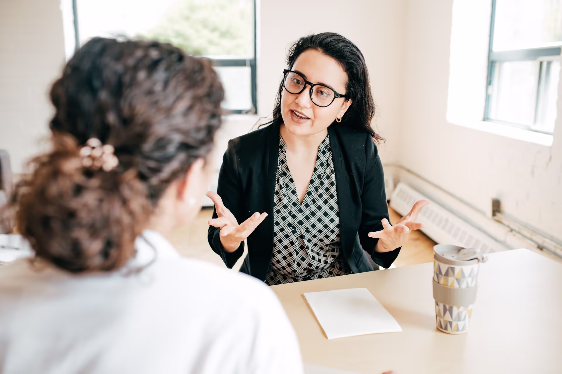 Adviesgesprek vrouwelijke adviseur