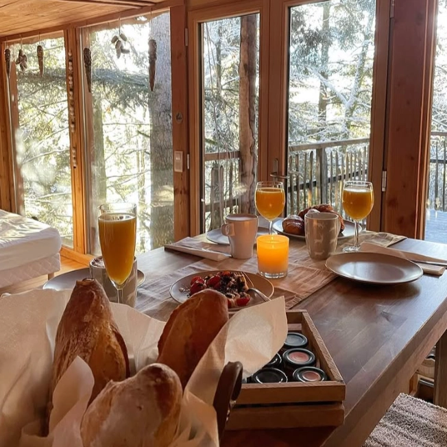 Petit-déjeuner livré au pied de la cabane dans les arbres – Cabanes Nids des Vosges