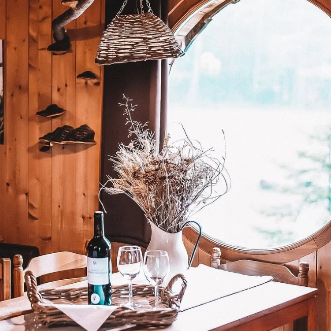 Apéritif en terrasse de cabane avec vue sur la forêt vosgienne – Cabanes Nids des Vosges