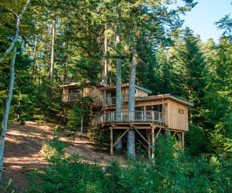 Beheizter Badezuber auf der Panoramaterrasse in 6 Metern Höhe – Les 2 Sapins Vogesen