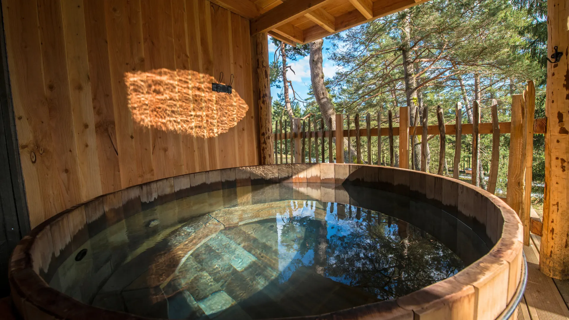 Bain nordique chauffé dans une cabane perchée dans les Vosges