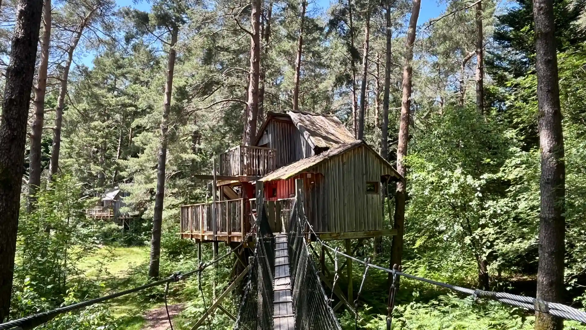 Baumhaus La Fun mit Hängebrücke in den Vogesen – Cabanes Nids des Vosges
