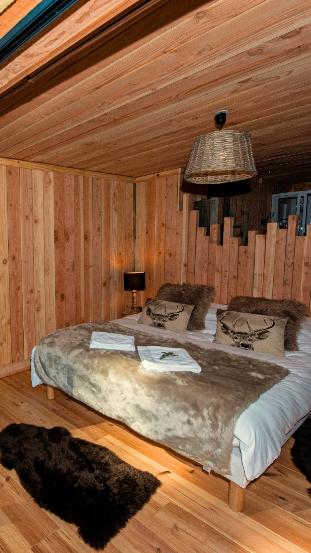 Chambre confortable dans une cabane perchée dans les abres