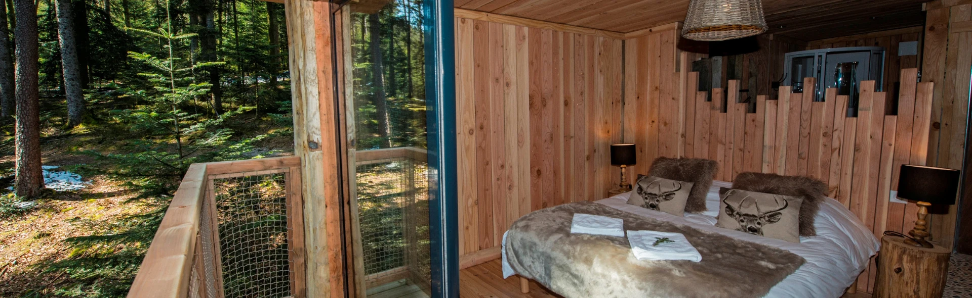 Chambre confortable dans une cabane perchée dans les abres