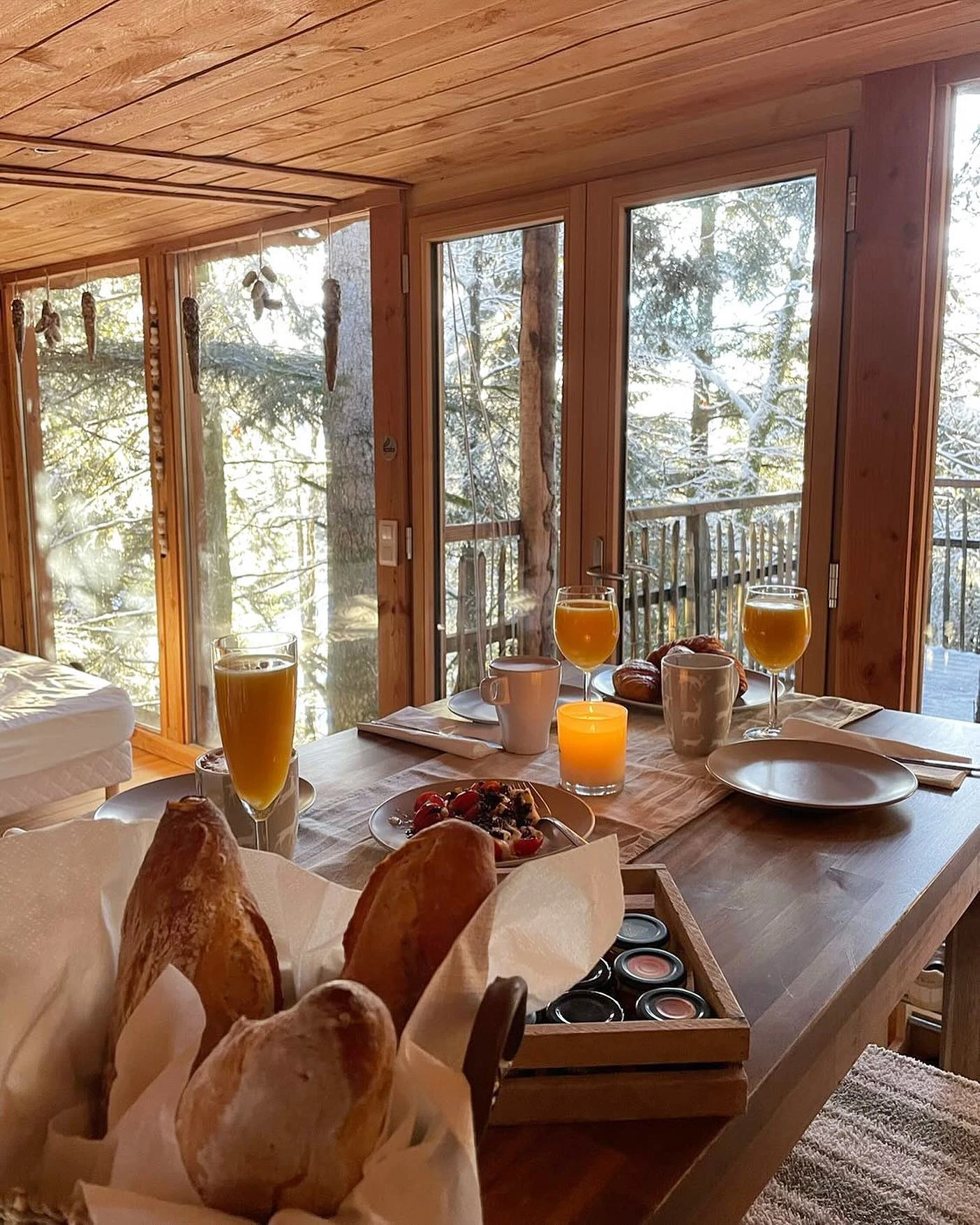 Petit-déjeuner dans une cabane