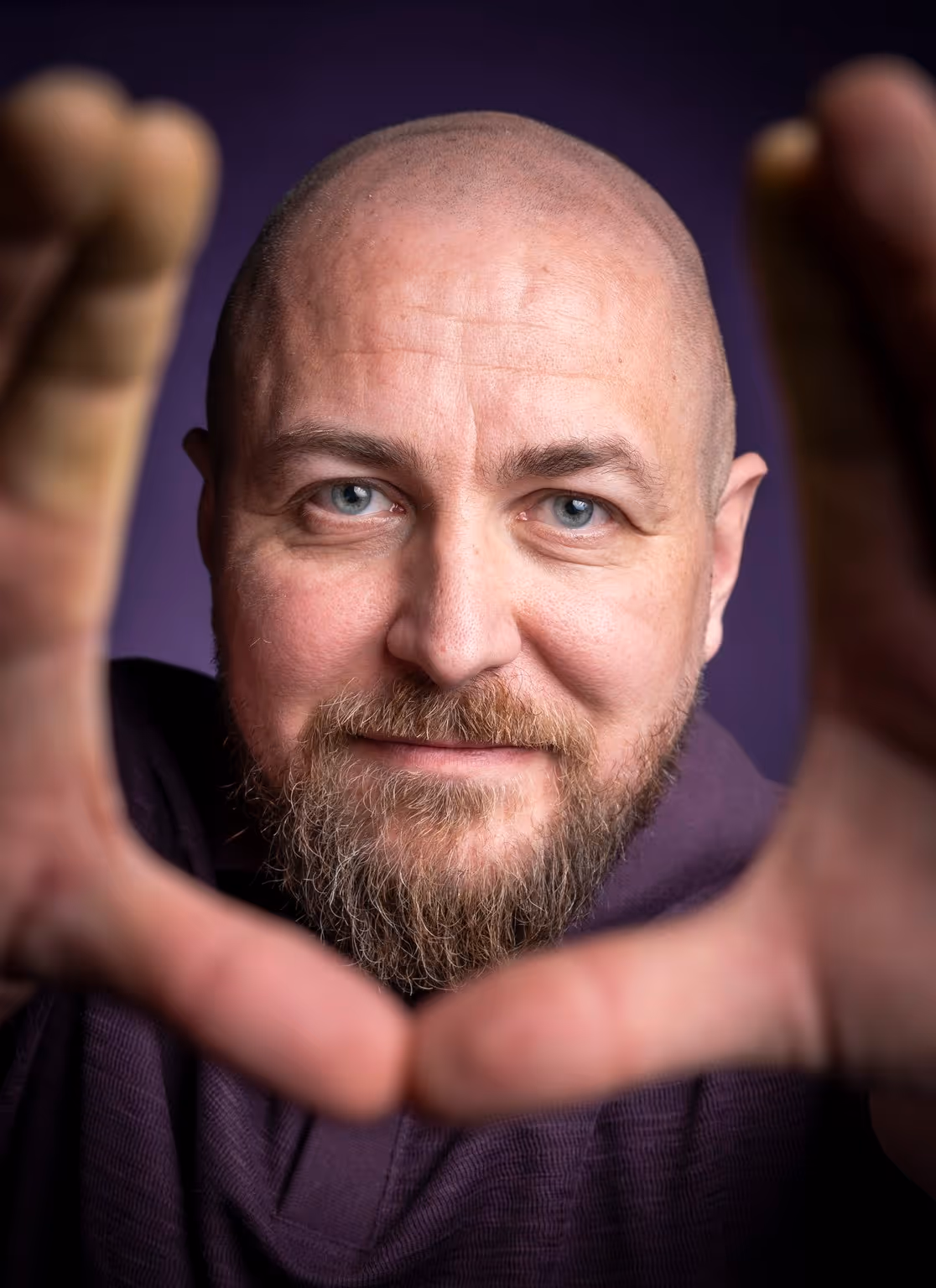 Lähikuva Jussista, etusormet ja peukalot muodostavat neliön muodon.