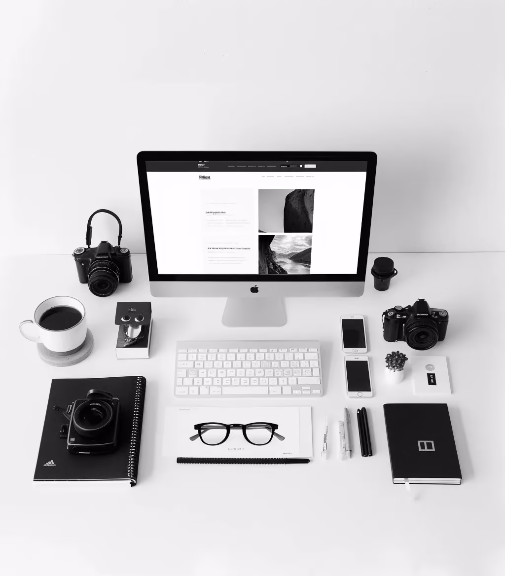 Clean gestalteter Arbeitsplatz eines Webdesigners für professionelle Webflow-Webseiten.