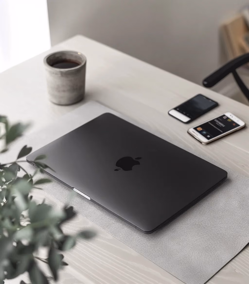 Apple iMac Arbeitsplatz in cleaner Umgebung für professionelles Webflow Webdesign.