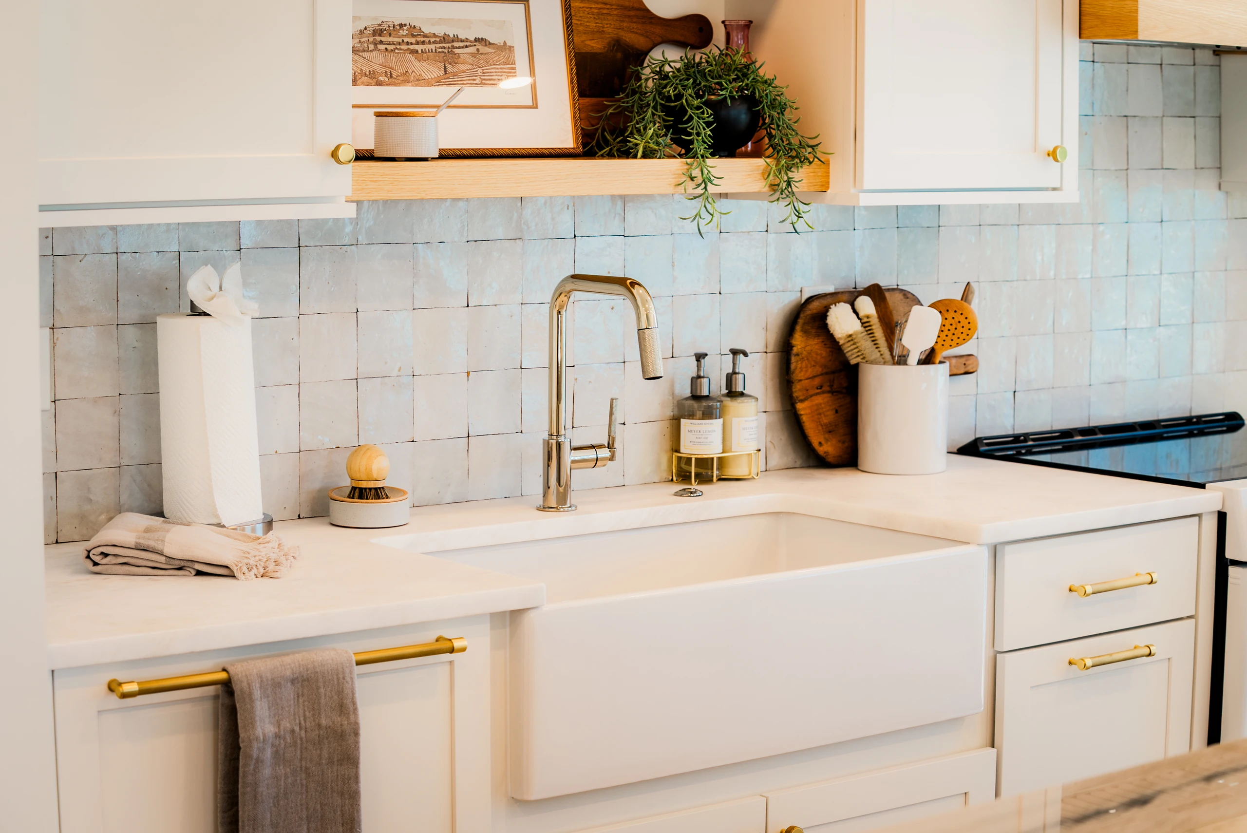 Kitchen with a farmhouse sink, zellige tile backsplash and brass fixtures