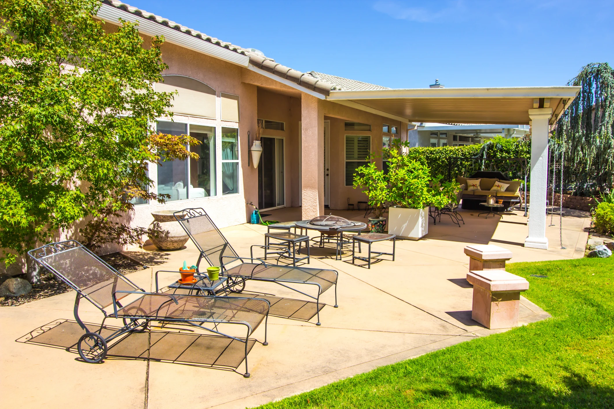 Covered patio with an aluminum flat-roof cover over a concrete deck
