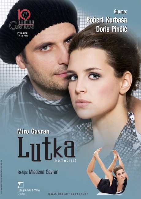 Plakat za predstavu Lutka s bliskim portretom muškarca u crnoj kapa i žene s tamnim očima te manjom pozom žene koja leži i drži noge gore.